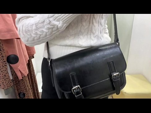 ❤️ Masturbasyona giştî ya keçika ciwan FeralBerry bi dilopek li jûreya fitarê Porno li ku.porngipfy.ru
